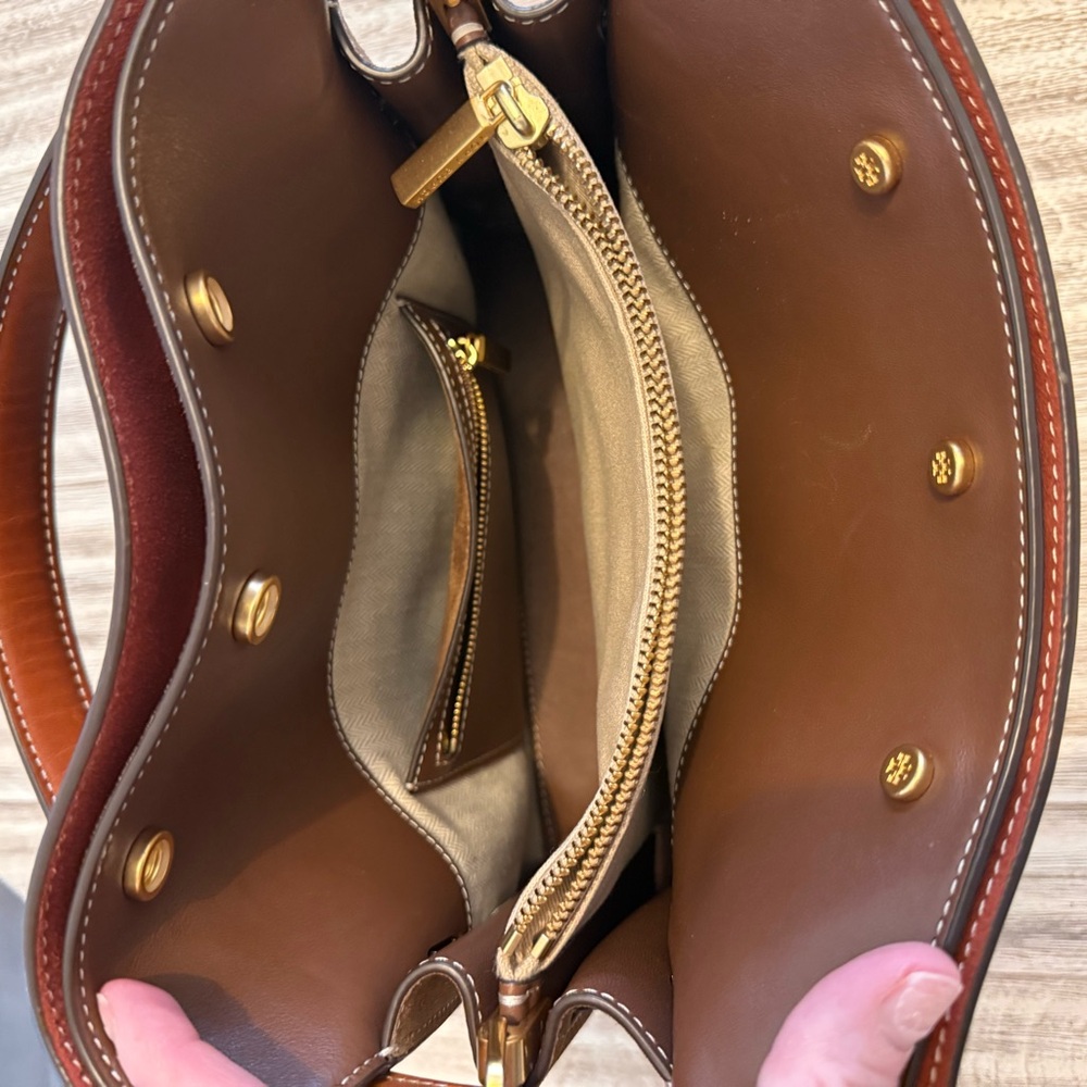 Tory Burch Black Leather Shoulder Bag with Gold Accents - Picture 3 of 14